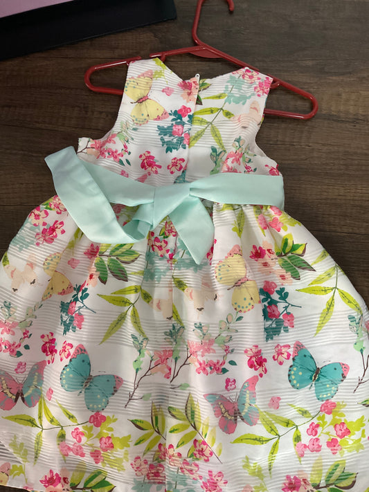 Traje blanco con flores