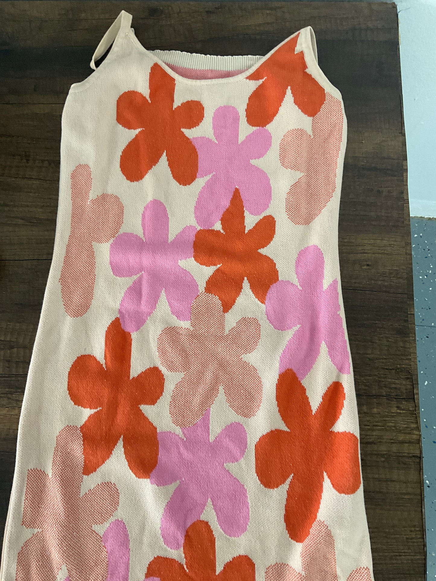 Traje anaranjado con flores