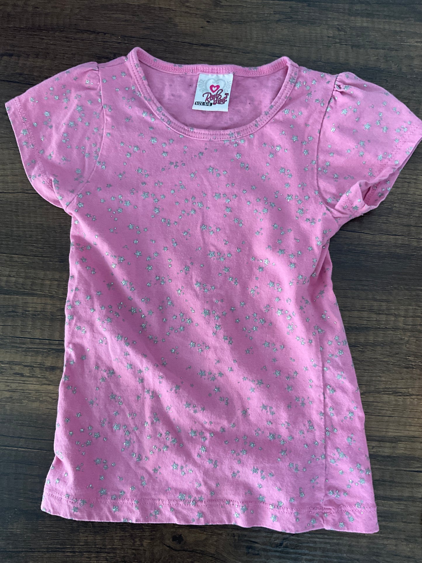 Camisa rosa y estrella