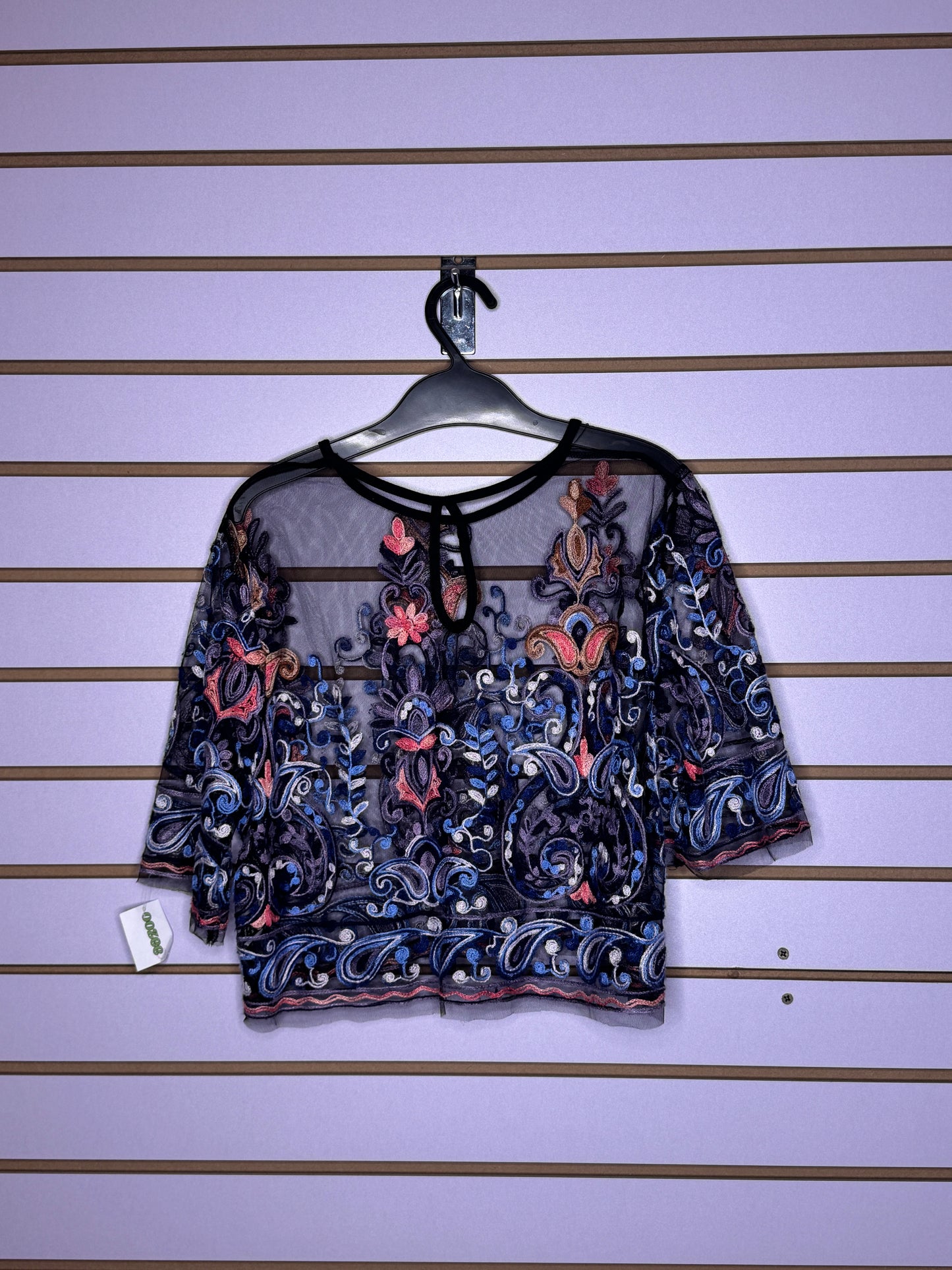Crop top negra encajes florales