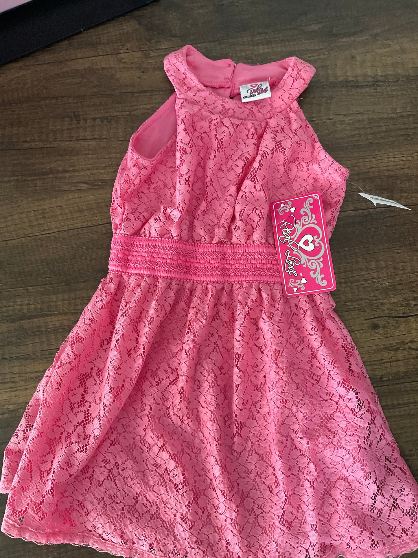 Traje rosa encajes