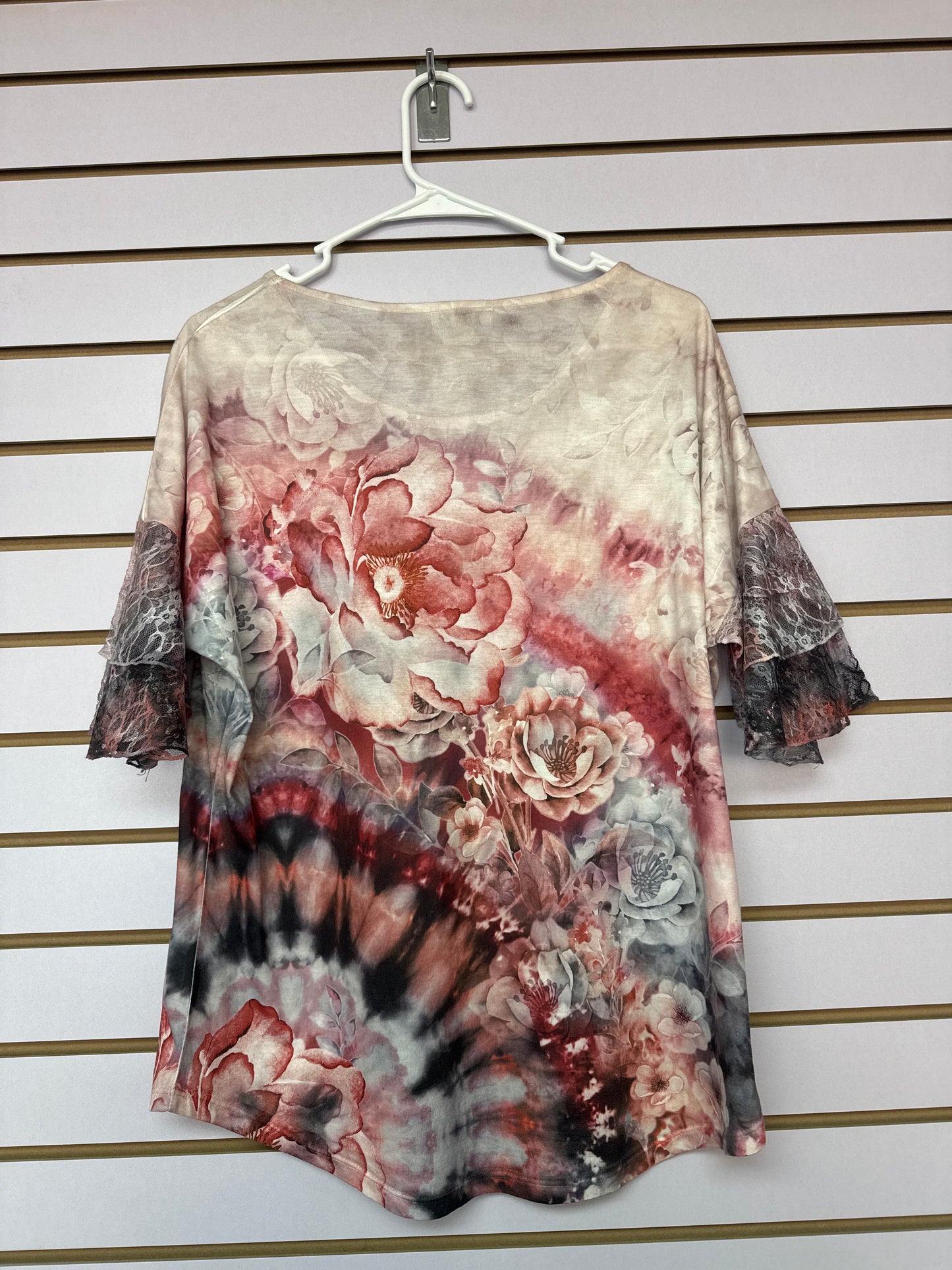 T-Shirt Floreada Mangas de Encajes