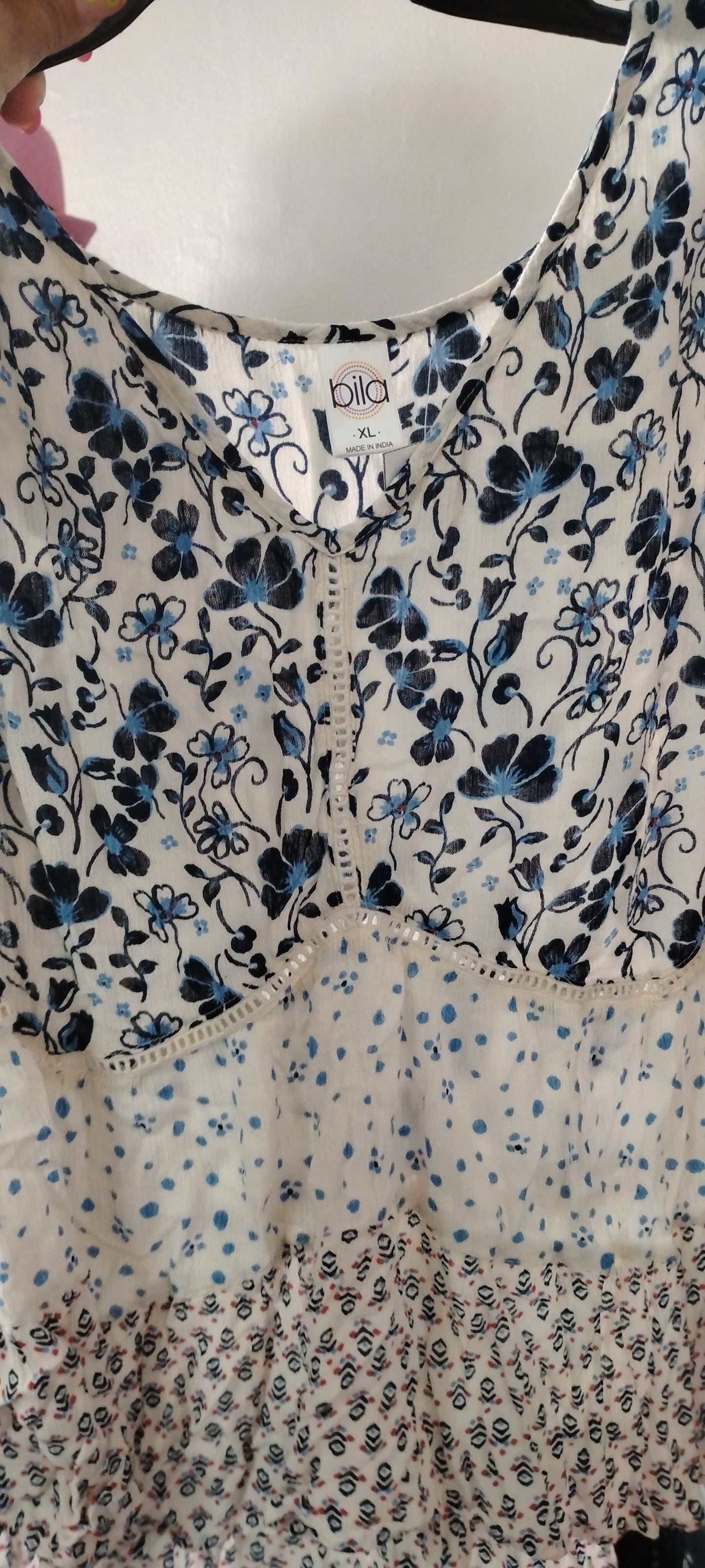 Blusa acrema con flores azules