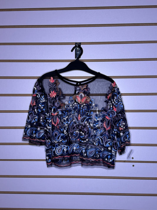 Crop top negra encajes florales