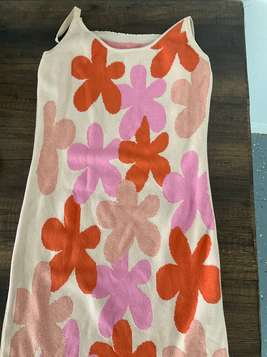 Traje anaranjado con flores