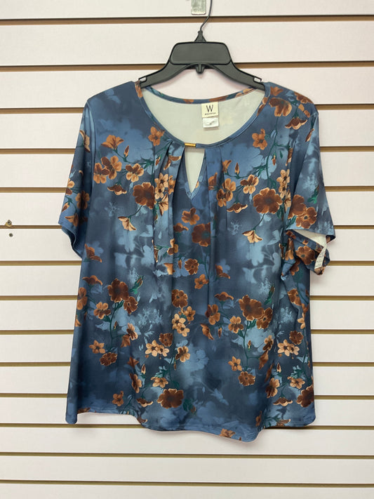 Blusa azul con flores