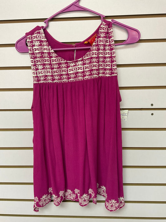 Blusa fucsia con encaje blanco