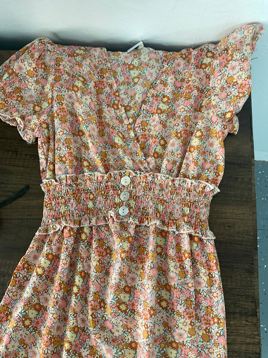 Traje con flores anaranjadas