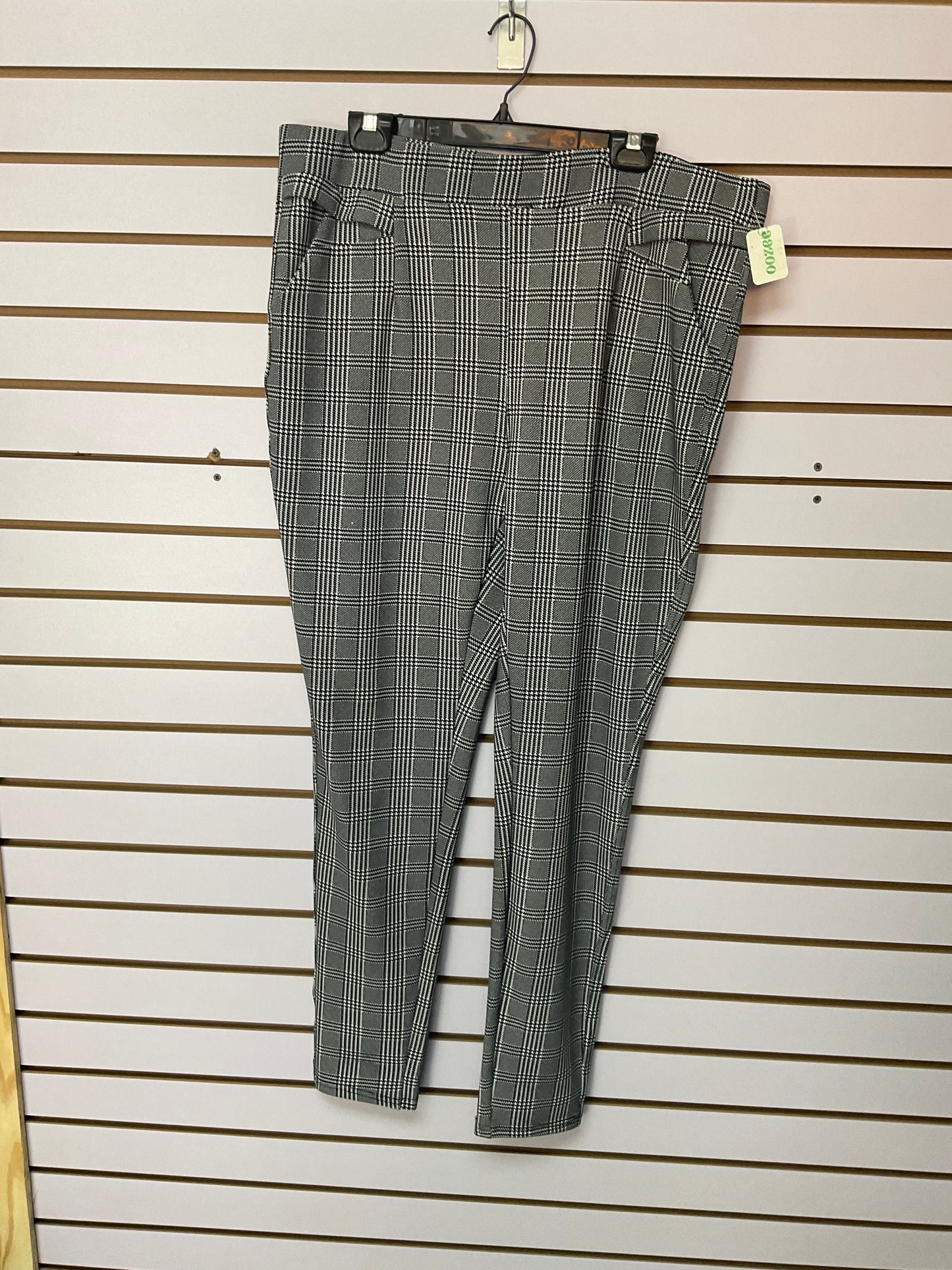 Pantalón de cuadros negros