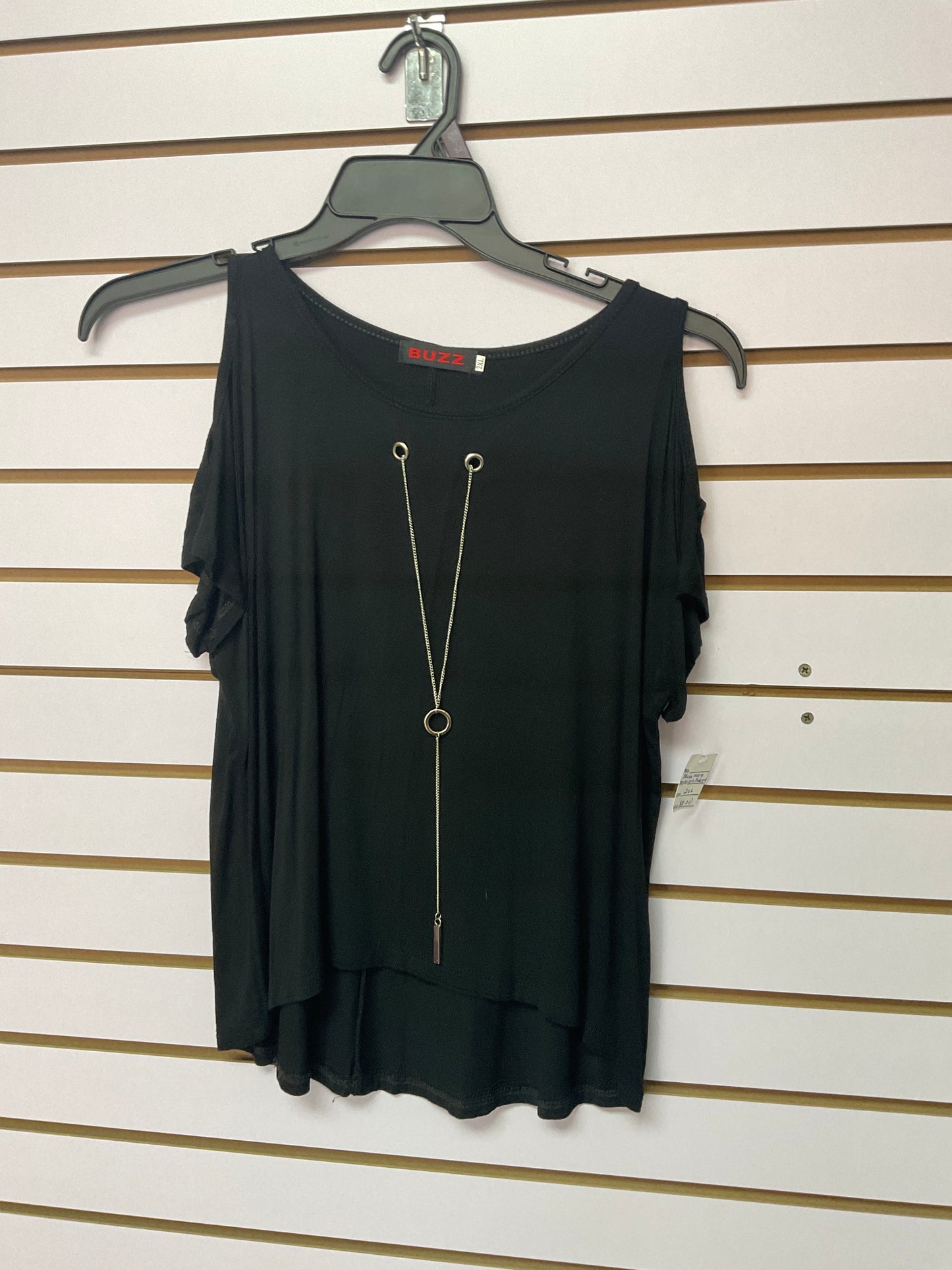 Blusa negra con cadenas
