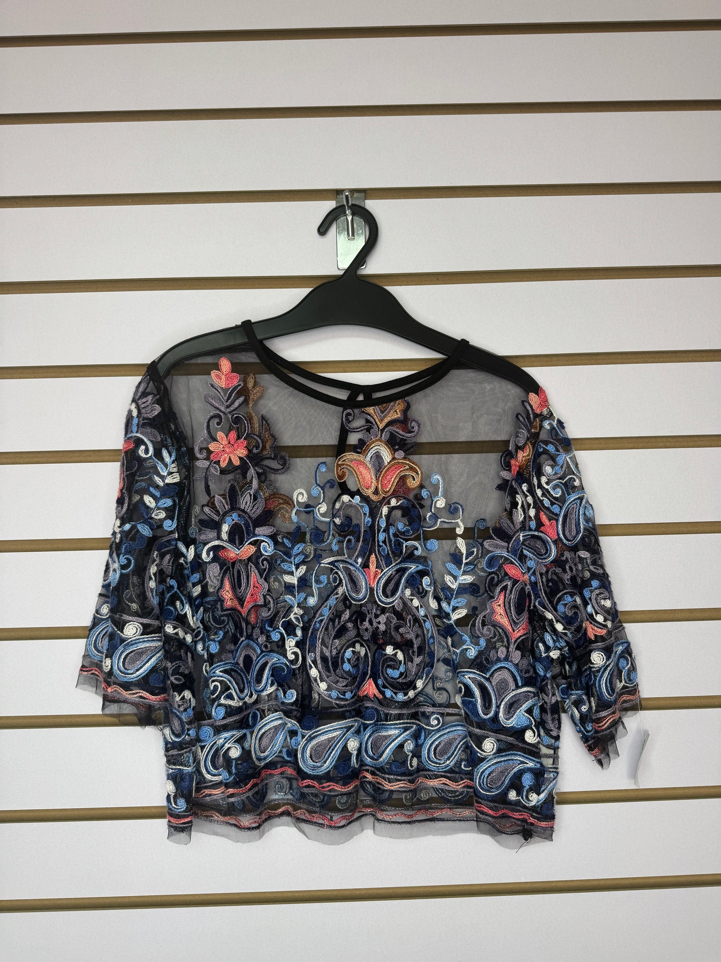 Blusa Negra con Encajes Florales