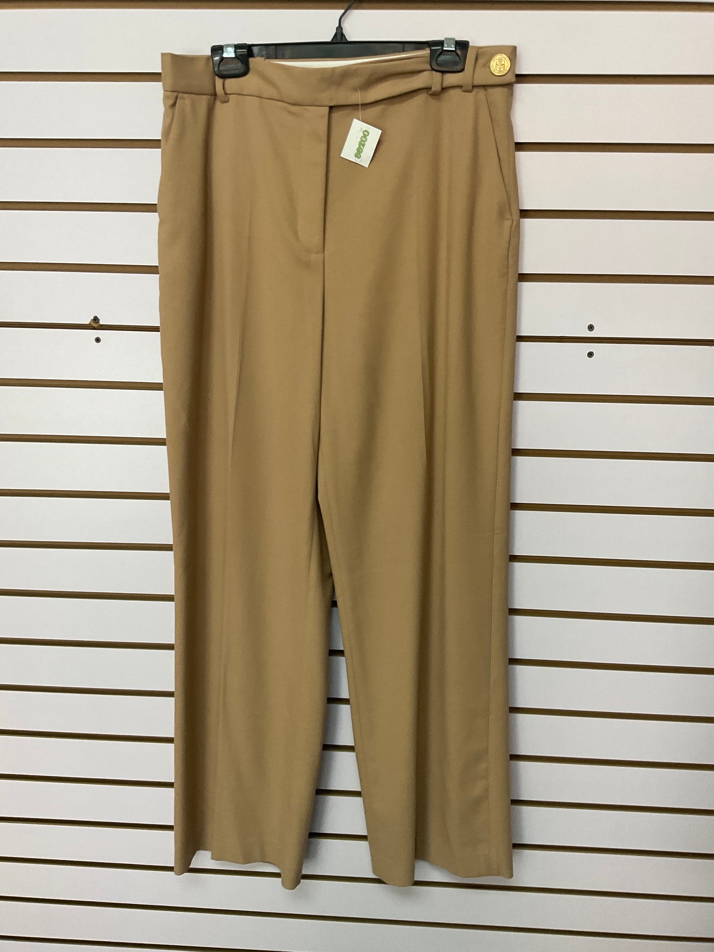 Pantalón crema con botones oro