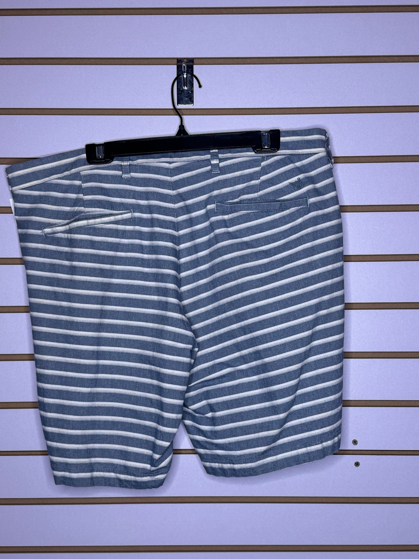 Pant corto azul y Rayas blanca