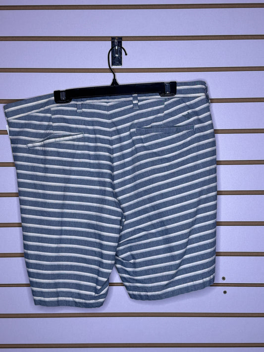 Pant corto azul y Rayas blanca