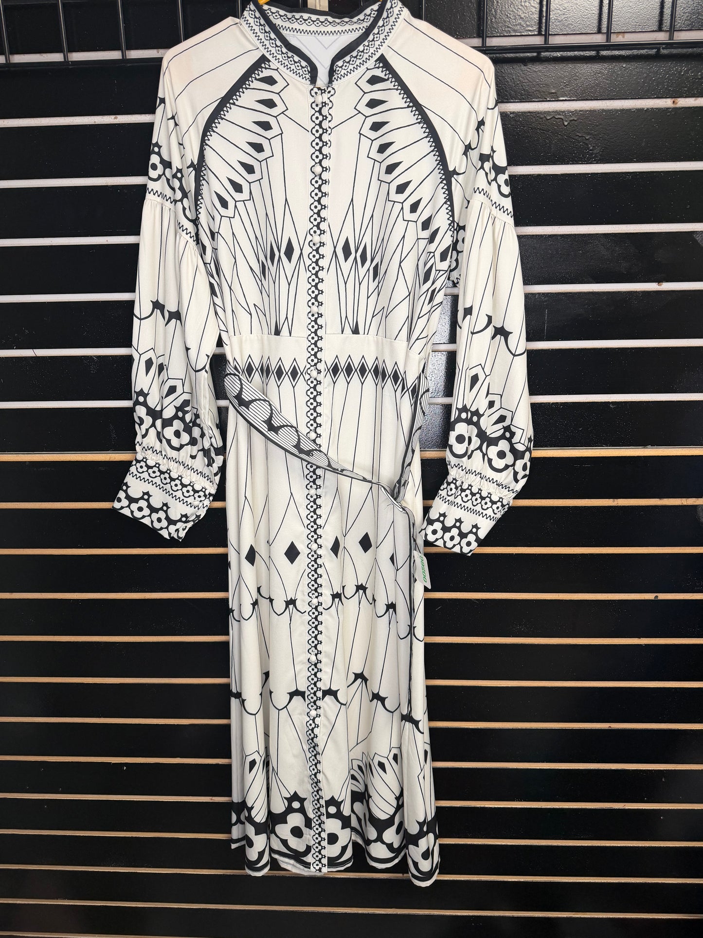 Vestido Midi Blanco y Negro con Cinturón