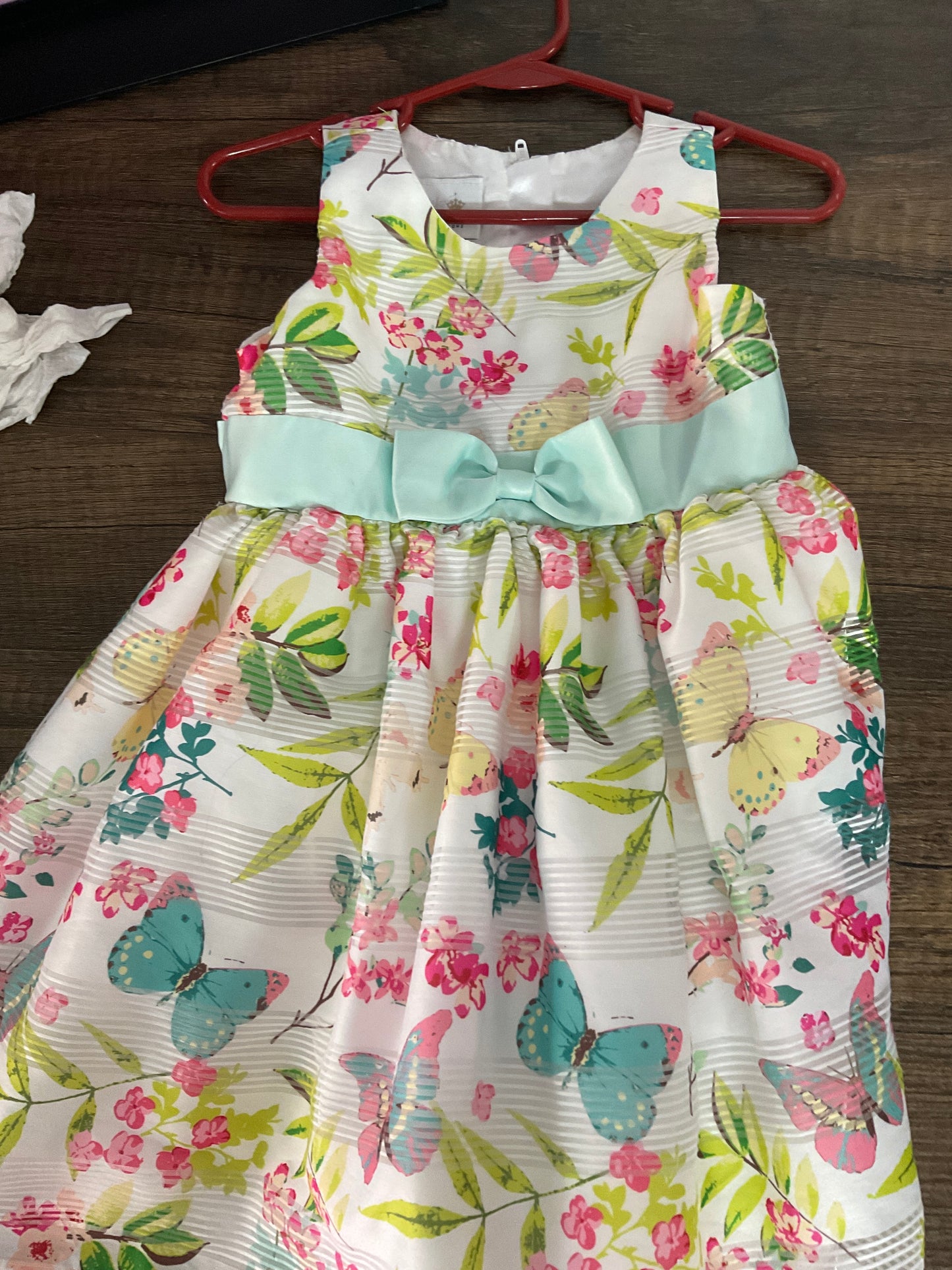 Traje blanco con flores