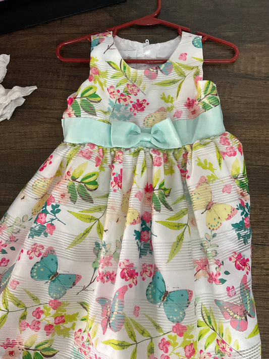 Traje blanco con flores