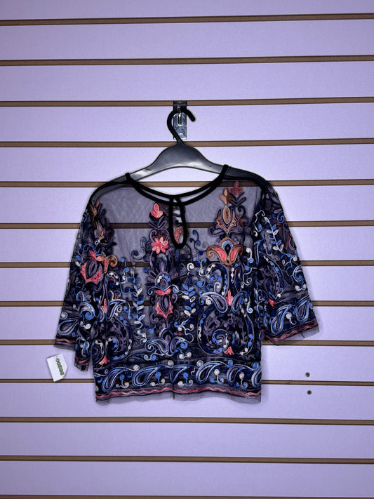 Crop top negra encajes florales