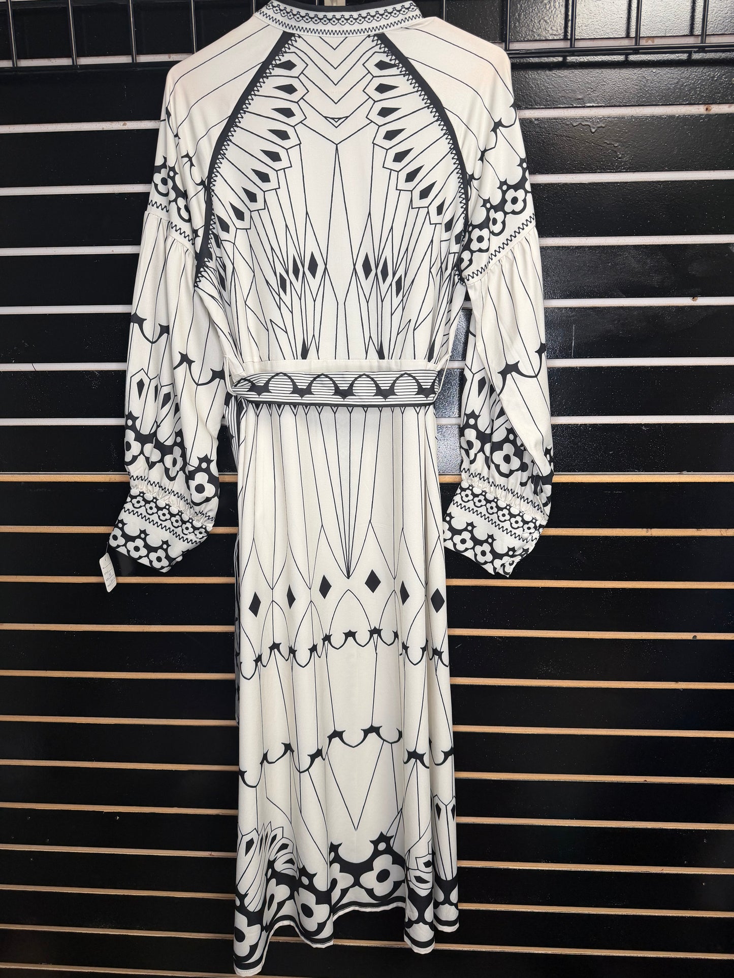 Vestido Midi Blanco y Negro con Cinturón