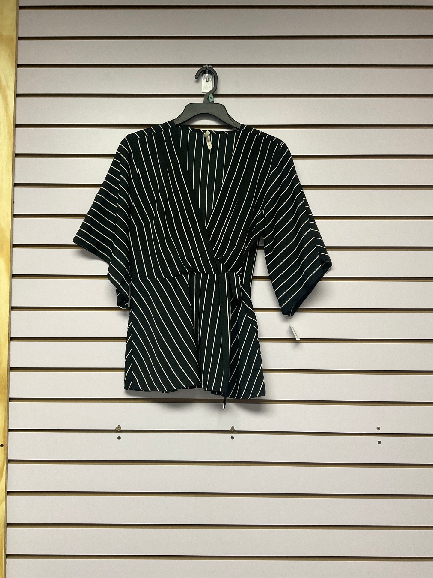Blusa negra y blanca cruzada