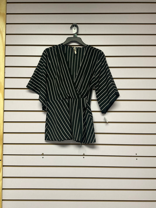 Blusa negra y blanca cruzada