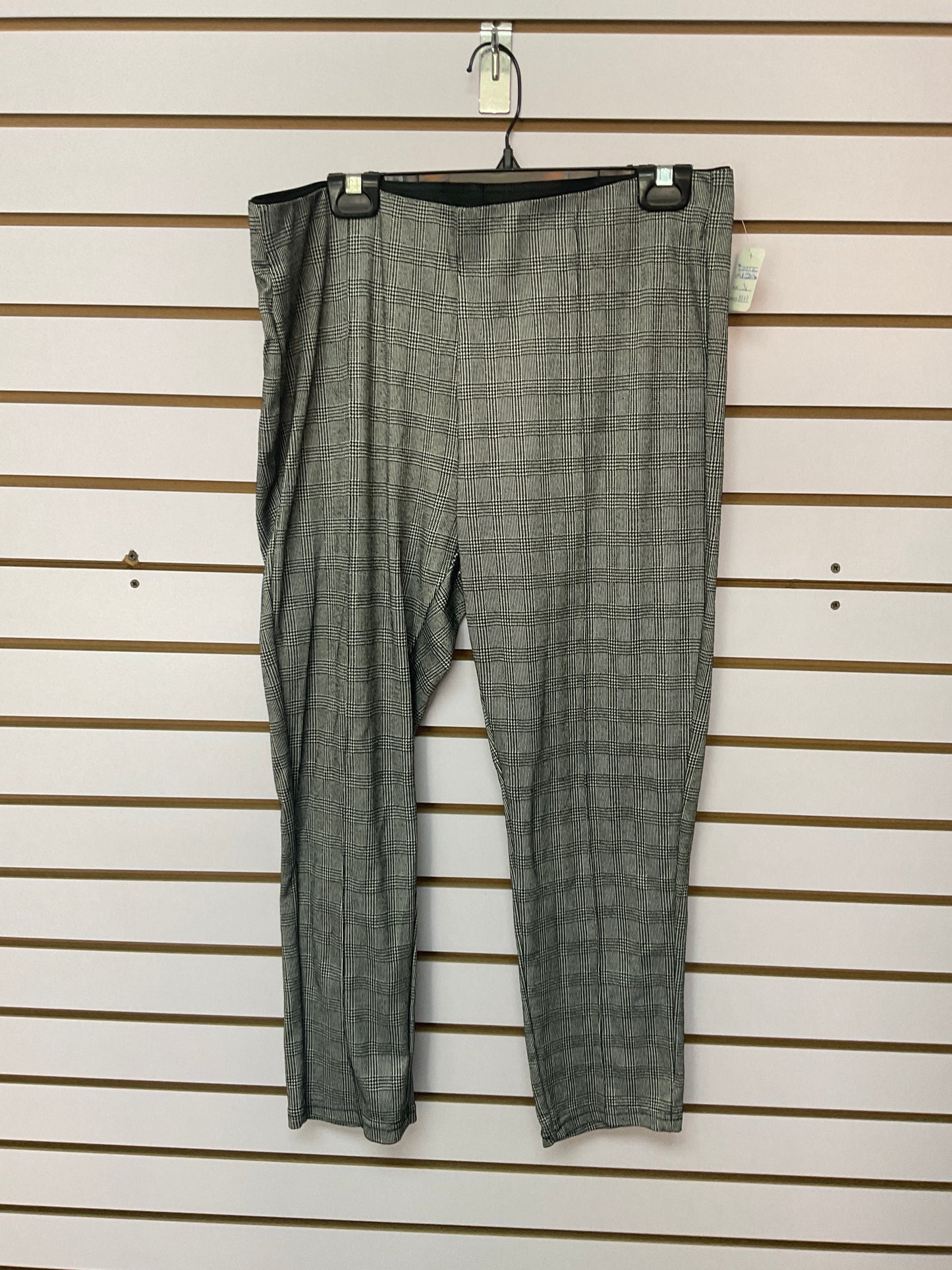 Pantalón de cuadros negros y gris